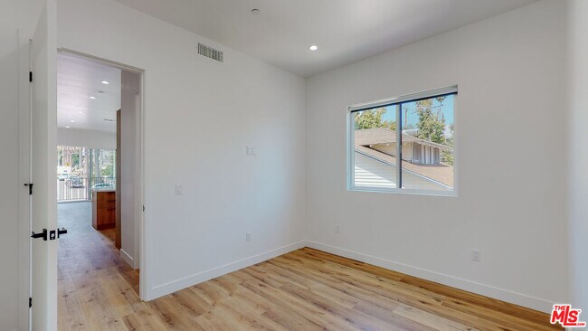 Building Photo - 4462 W Maplewood Ave