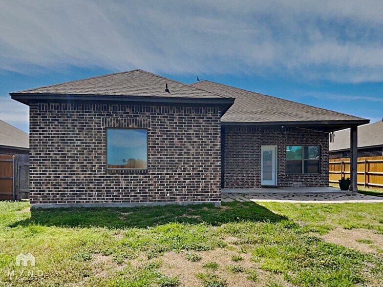 Building Photo - 375 E 9th St