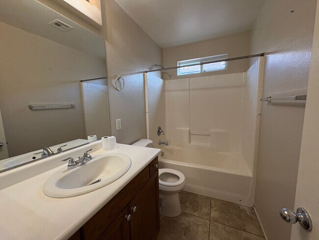 Building Photo - Beautiful 4 Bedroom Home in Mountains Edge!