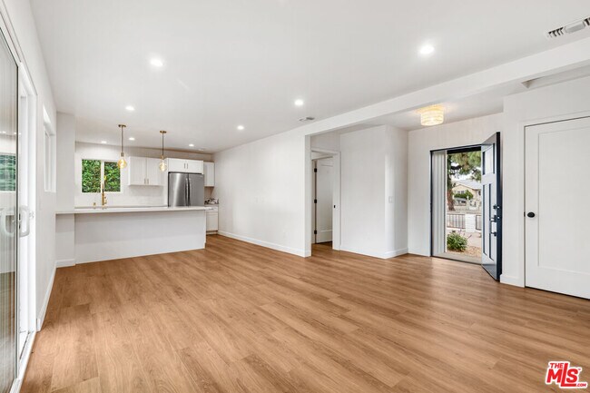 Building Photo - 15836 Chatsworth St