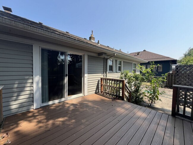 Building Photo - Charming Portland Home with Original Hardwood Floors, Finished Basement & Large Kitchen