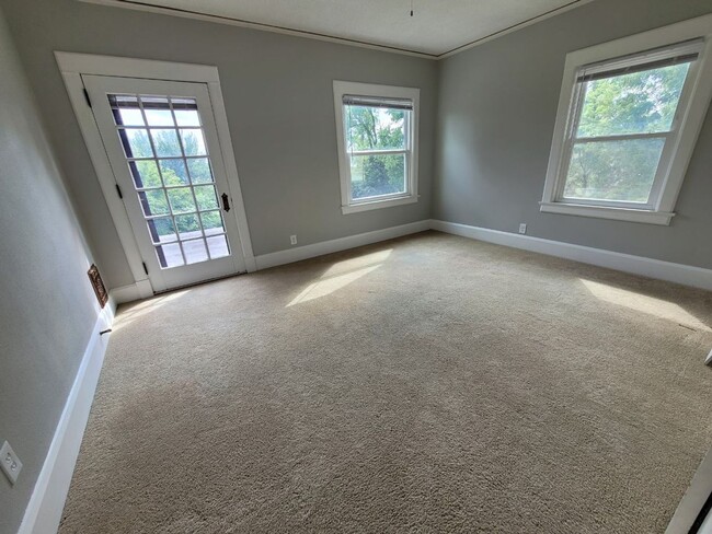 Building Photo - Beautiful 4 bedroom 1.5 house