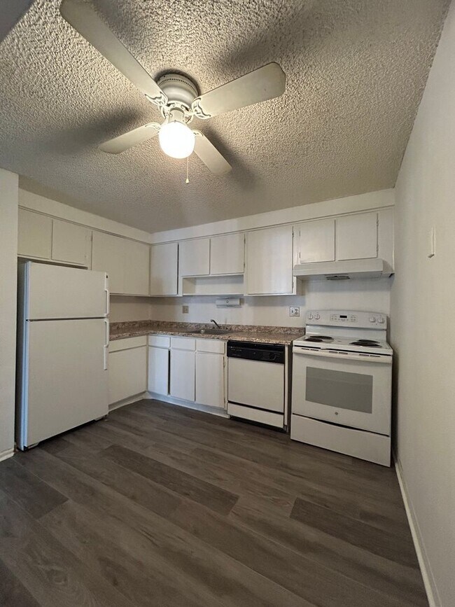 Building Photo - Wonderful 1 BR/1 BA Ground Floor Condo in Secured Bldg!