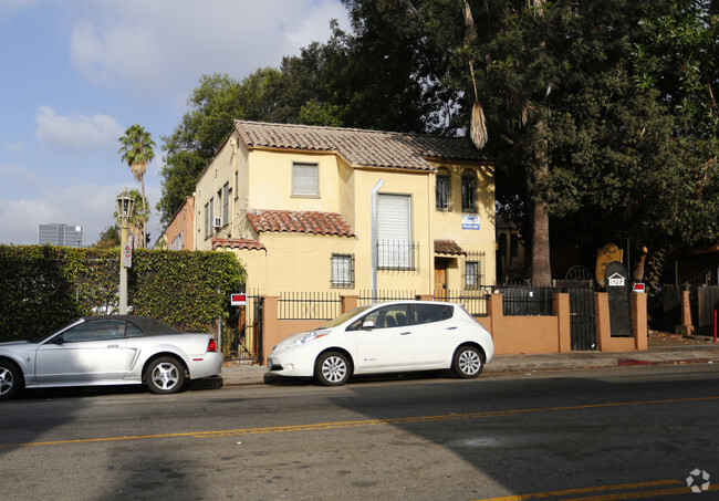 Building - 1527-1533 1/4 N Bronson Ave