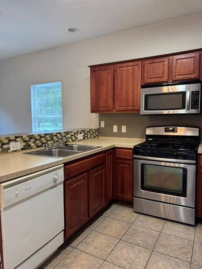 Building Photo - Townhome available off East MLK