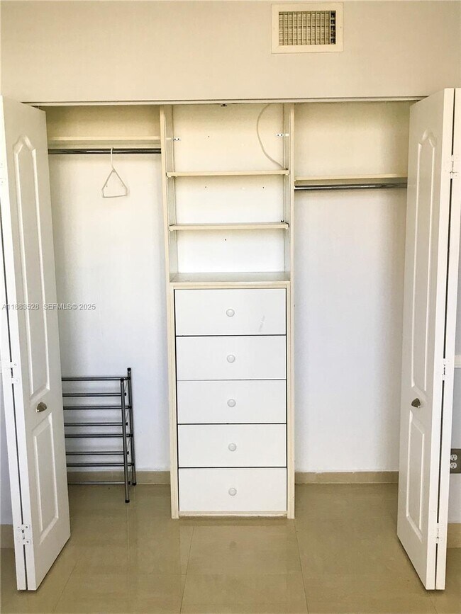 Building Photo - 2642 Collins Ave