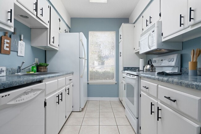 Building Photo - Desoto Courts | Townhome | Furnished