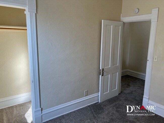 Building Photo - Remodeled 3 Bed / 1 Bath Remodeled Queen Anne Duplex – Downtown Sioux Falls