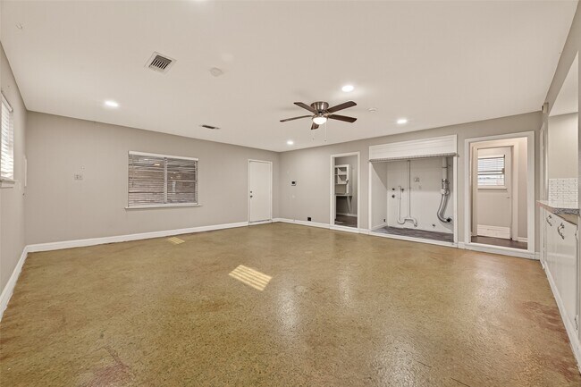 Building Photo - 10645 Oak Brook Dr