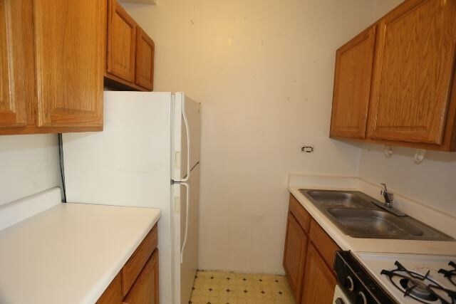 Building Photo - 701 W Belmont Ave
