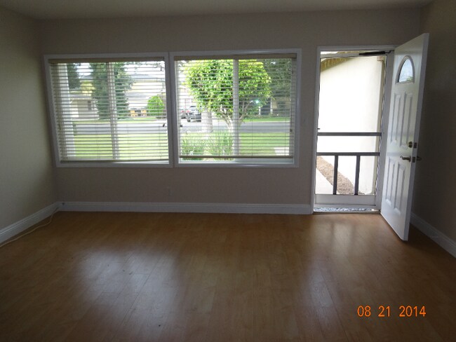 Building Photo - 382 La Perle Pl