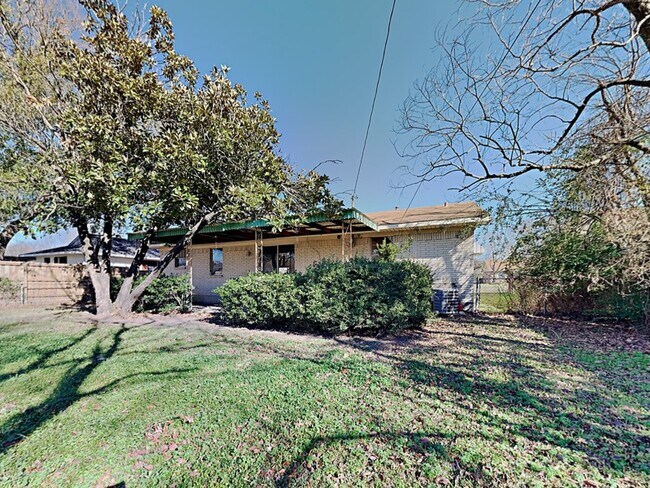 Building Photo - 873 Beverly Dr