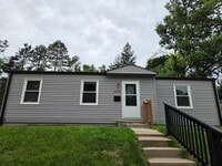 Building Photo - Newly remodeled 3/1/1 with fenced in backyard!