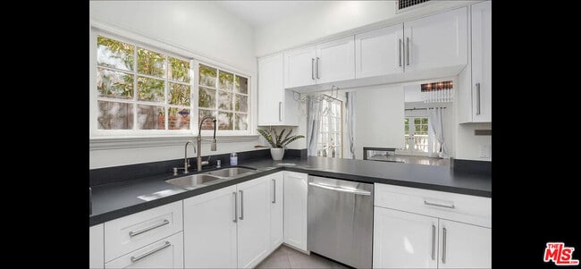 Building Photo - 9848 Vidor Dr