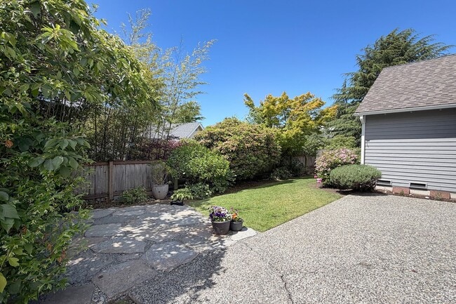 Building Photo - 3bd/2ba Bellevue Home