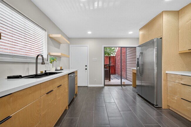 Building Photo - 7447 Cambridge St