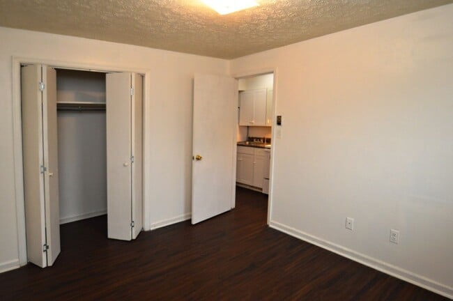 Building Photo - 1917 #16 Rainbow