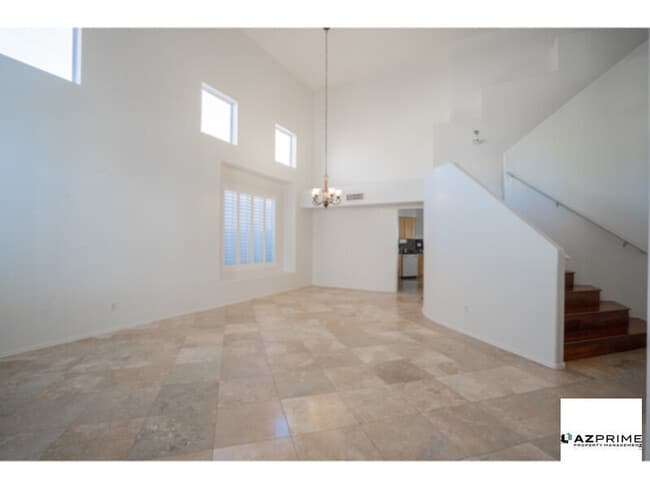 Building Photo - Live large in this Gorgeous 4/3 Unfurnishe...
