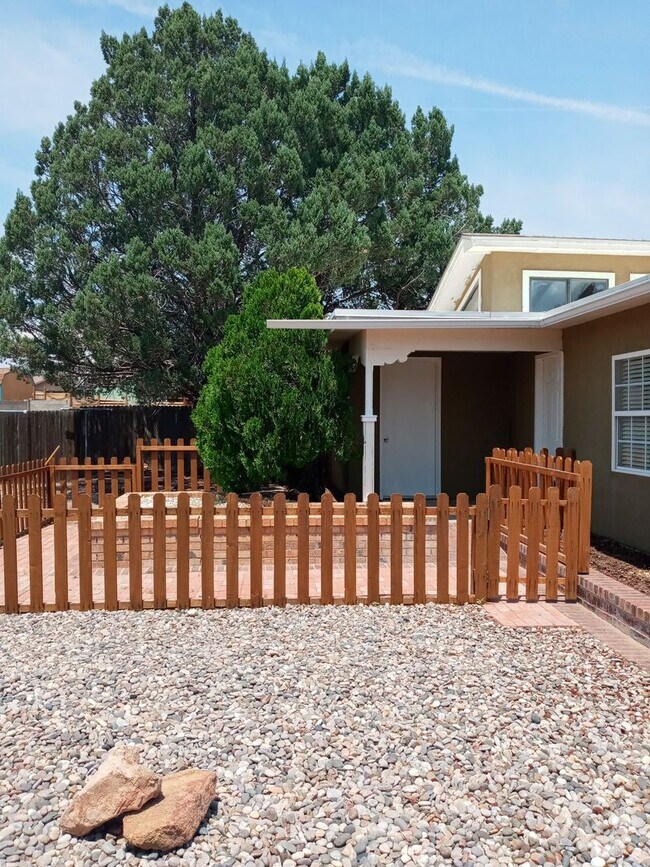 Building Photo - RIO RANCHOAFFORDABLE!!