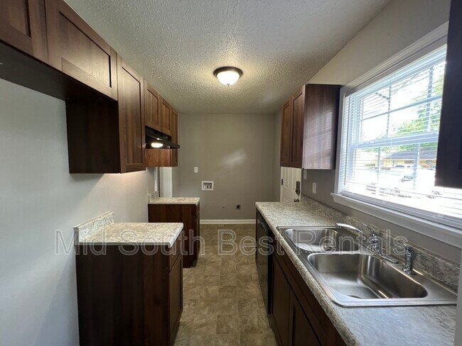 Building Photo - 1460 Robin Hood Ln