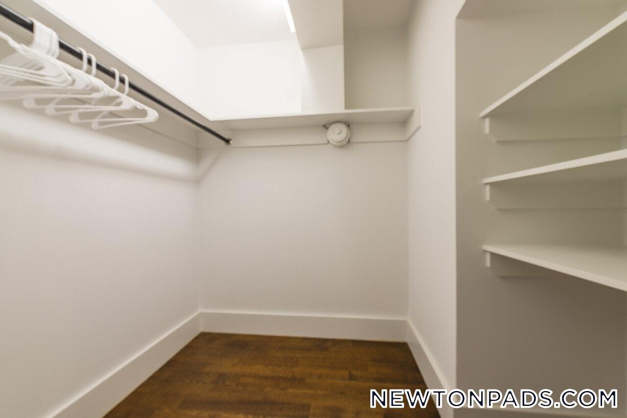 Building Photo - 2044 Beacon St