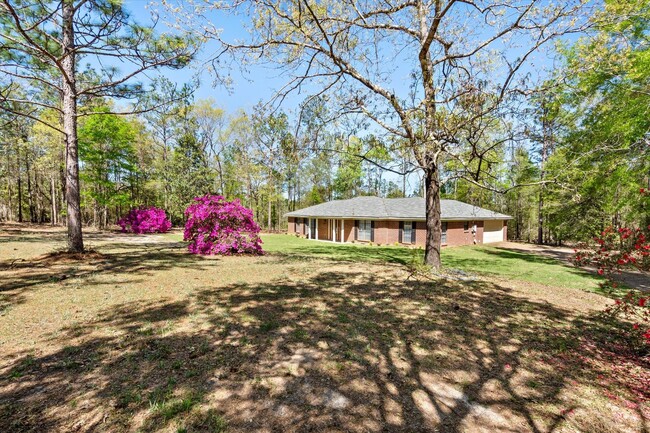 Building Photo - Bay Minette Beauty