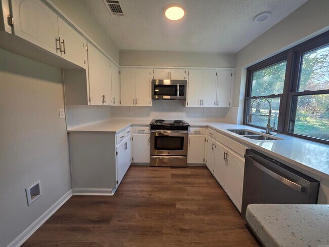 Building Photo - 5716 Woodridge Ln