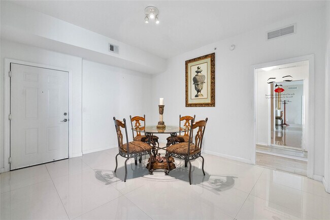 Building Photo - 625 Casa Loma Blvd