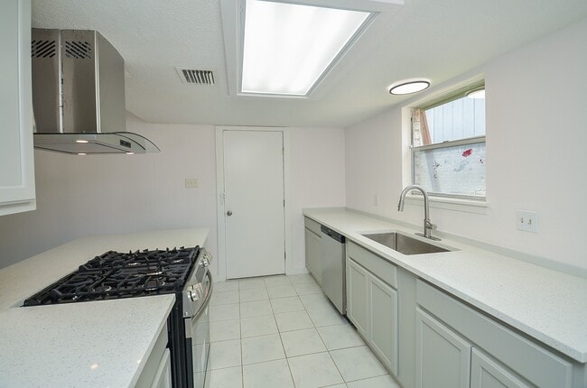 Building Photo - 3722 Brier Gardens Dr