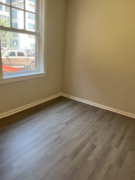 Building Photo - 406 N Delaware St