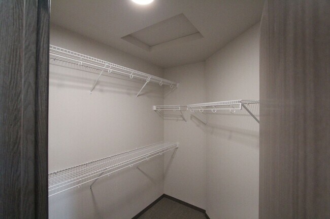 Building Photo - Modern design 3 bed, 2.5 bath duplex avail...