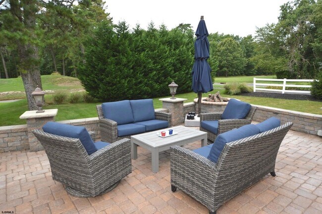 Building Photo - 498 Country Club Dr