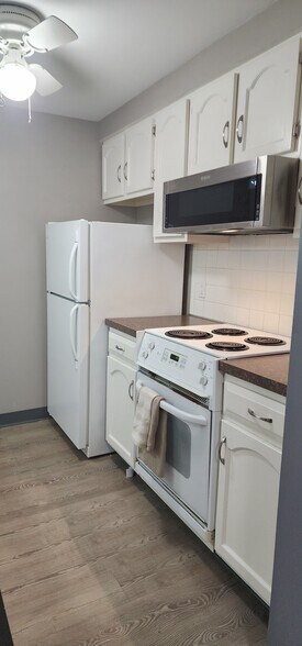 Building Photo - 130 Groton Dr