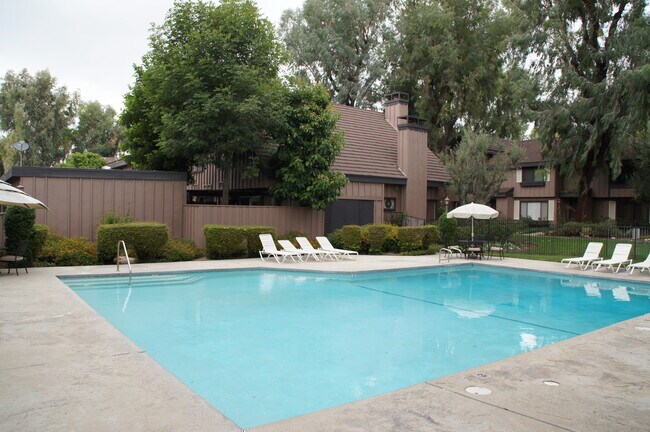 Building Photo - 9741 Reseda Blvd