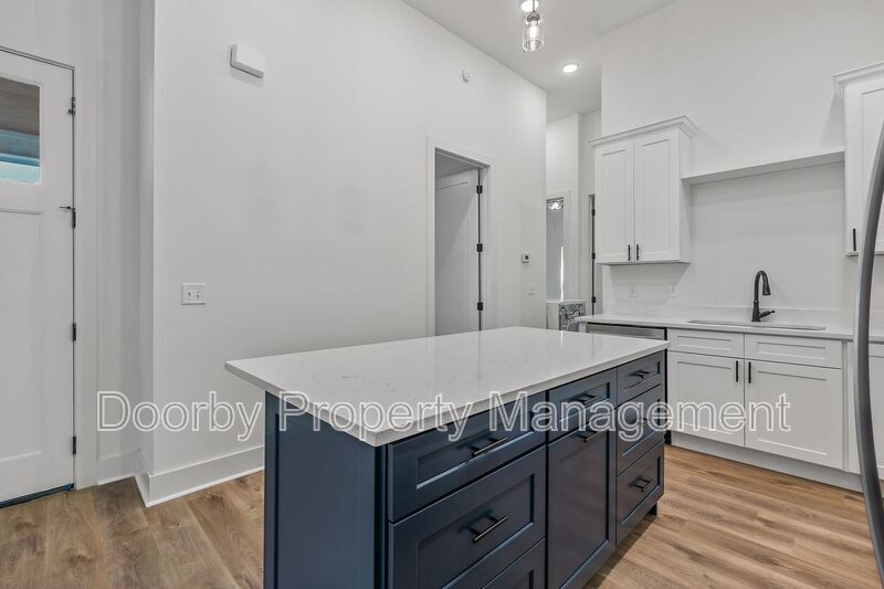 Building Photo - 2305 Kirby Ave