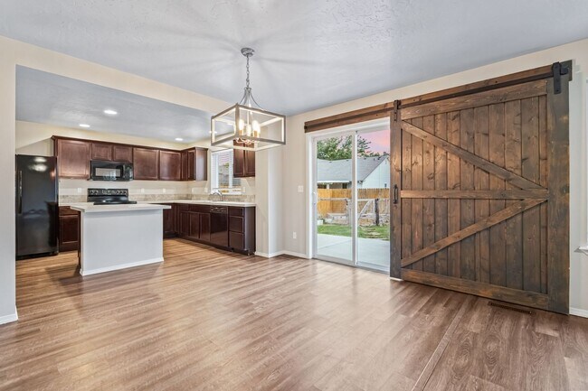 Building Photo - Spacious 4bd/2.5ba Nampa Home Close to the...