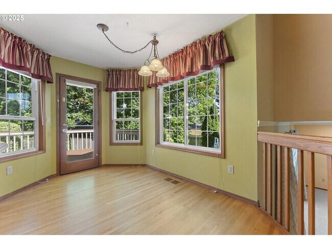 Building Photo - 3-Bedroom Home with Granite Kitchen, Family Room & Private Deck