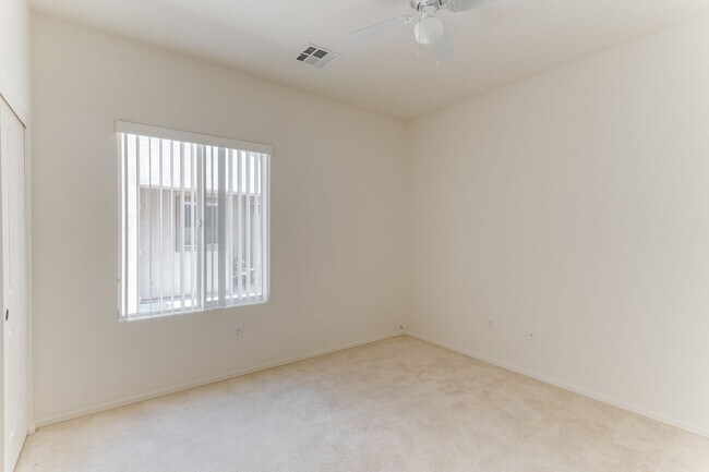 Building Photo - Spacious & Bright 3-Bed Home in Desirable ...