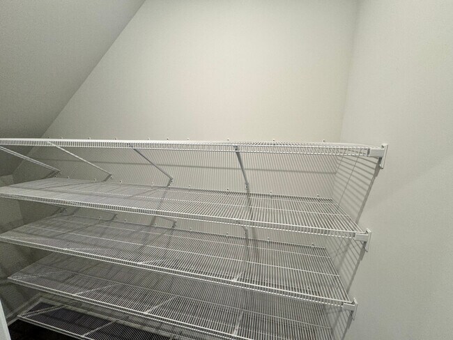 Building Photo - 701 Englewood Farms Dr