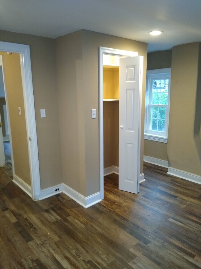 Building Photo - 216 E Ashmead St