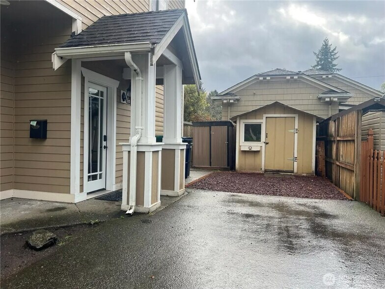 Building Photo - 1854 Hillcrest Ave