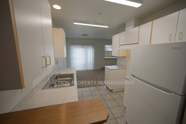 Building Photo - 2 bed, 2 bath, 1 car garage- water, sewer and yard care included!