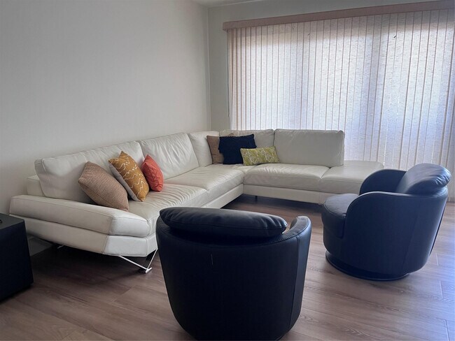 Building Photo - 330 SE 20th Ave