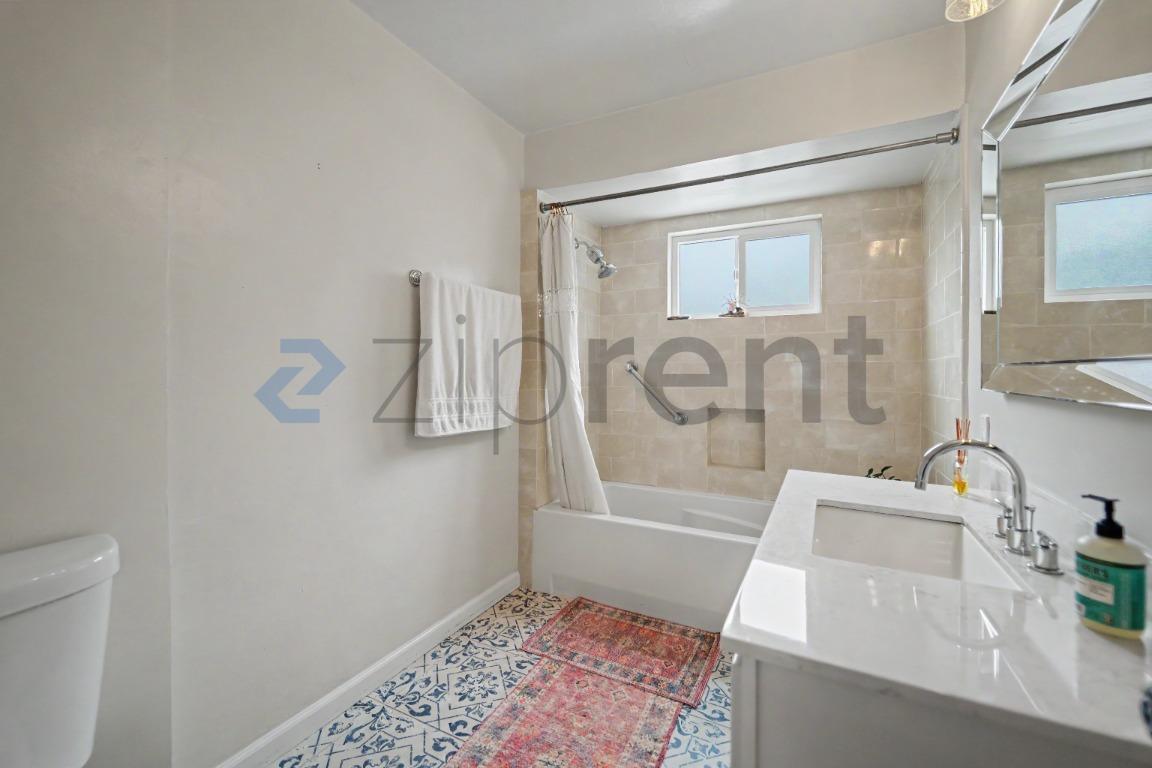 Building Photo - Unit