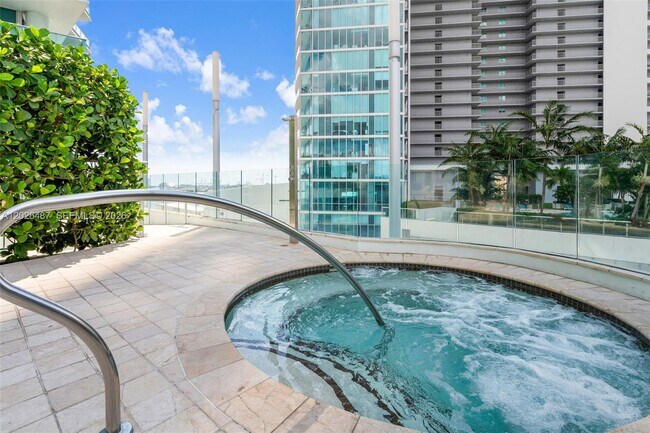 Building Photo - 900 Biscayne Blvd