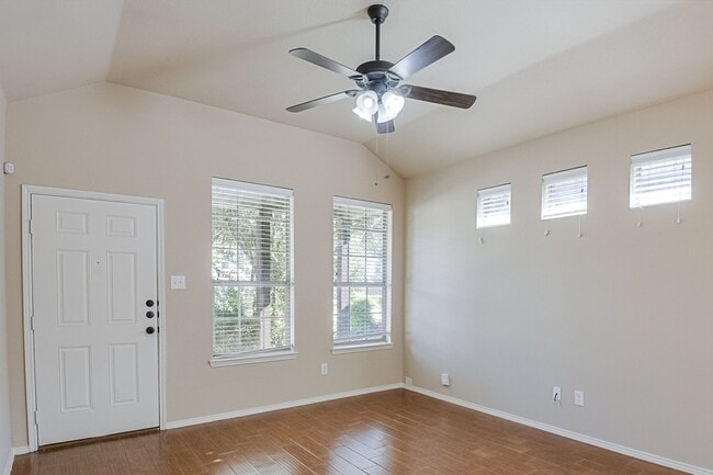 Building Photo - Available Now! Nice 3 Bedroom Townhouse lo...