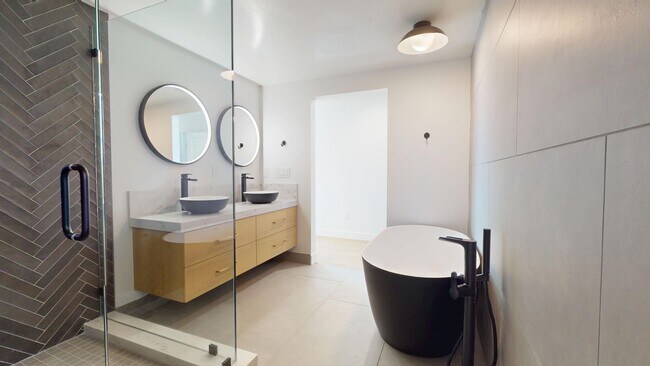 Building Photo - Gorgeous Fully Remodeled 5 Bedroom Home wi...