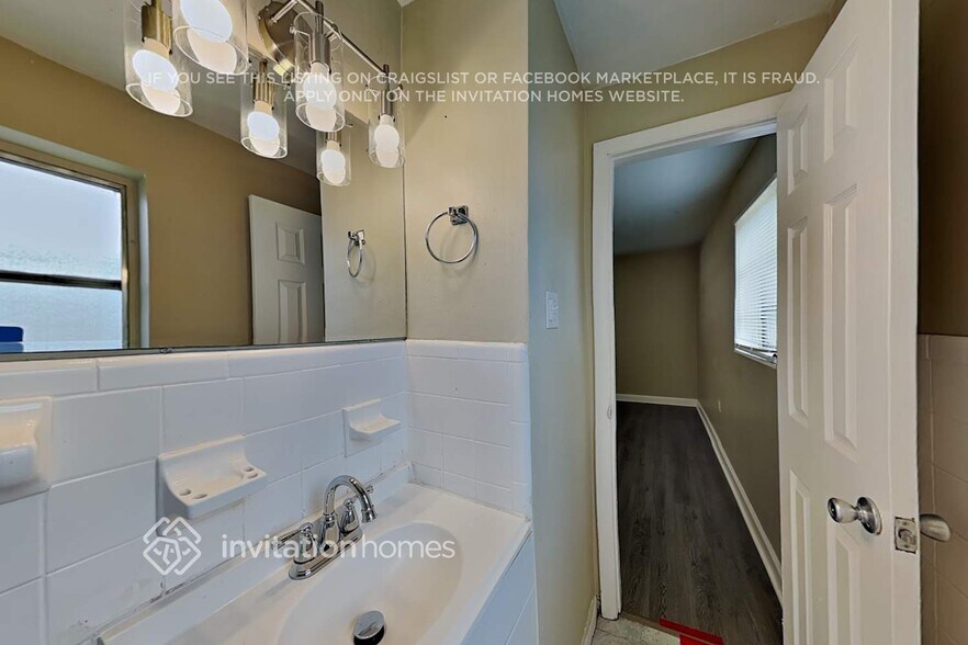 Building Photo - 2401 Jamaica Dr