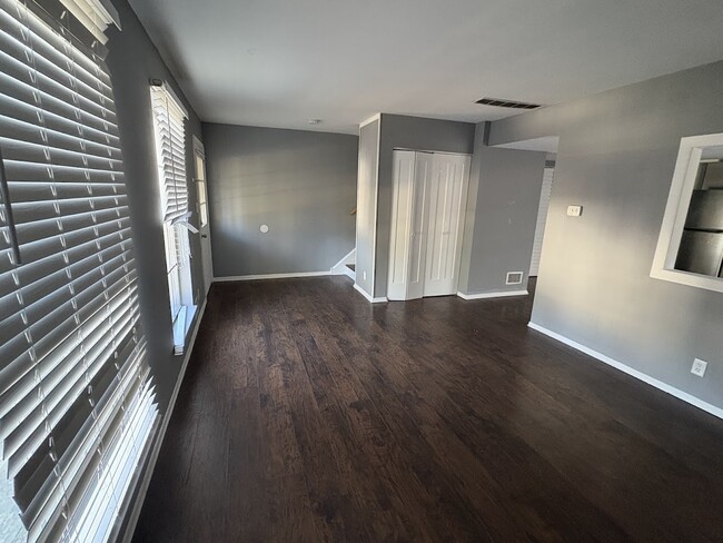 Building Photo - 4W S Fernwood Dr