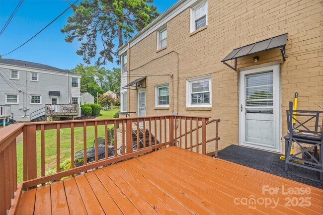 Building Photo - 512 Wakefield Dr